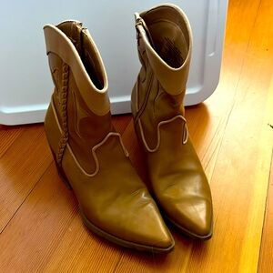 Camel tan cowboy boots with detail